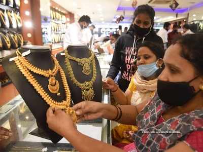 Gold Price Today: লক্ষ্মীবারে আরও পতন সোনার দামে, জানুন কলকাতার আপডেট