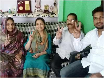 UPPSC PCS result: नगर पालिका में कार्यरत बाबू की बेटी ने पाया 27 वां स्थान, परिवार संग बढ़ाया जिले का सम्मान
