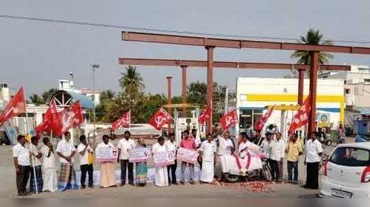 பைக்குக்கு பாடைதான் கட்டணும் போல... பெட்ரோல் டீசல் விலை எதிரொலி