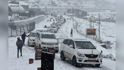 Indian Army : सिक्कीममध्ये पर्यटक बर्फात अडकले; भारतीय सेनेकडून मदत