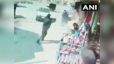 kashmir terrorist firing video: श्रीनगर में AK-47 लेकर अचानक आया आतंकी, सरेराह बरसाईं गोलियां, दो जवान शहीद