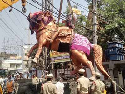 బోరబండలో ఉద్రిక్తతలు.. విగ్రహ ఏర్పాటుపై పోలీసులు, కార్యకర్తల మధ్య ఘర్షణ