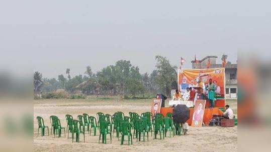 ആളൊഴിഞ്ഞ കസേരകൾ നോക്കി പ്രസംഗിക്കുന്ന ബിജെപി നേതാവ്; ചിത്രം പങ്കുവച്ച് ശശി തരൂർ