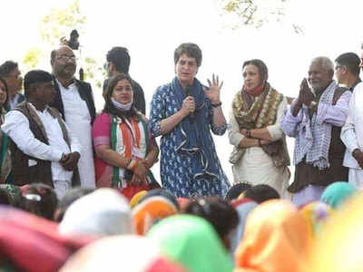नाविक के बुलावे पर प्रयागराज पहुंची प्रियंका गांधी, जमीन पर बैठकर सुनी महिलाओं की बात