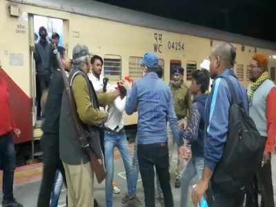 MP News : चलती ट्रेन में पकड़े गए 2 चोर, यात्रियों ने स्टेशन पर की धुनाई