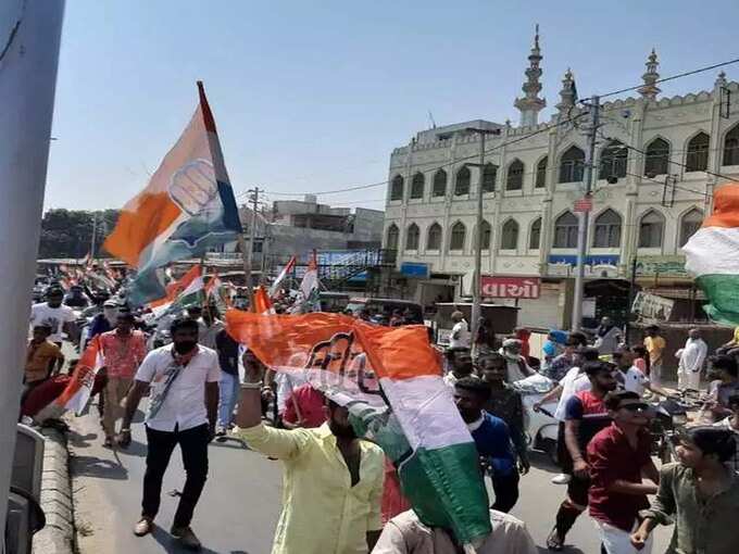 वडोदरा के एक नंबर वार्ड में जीत के बाद कांग्रेस समर्थकों ने रैली निकालकर मनाया जश्न।