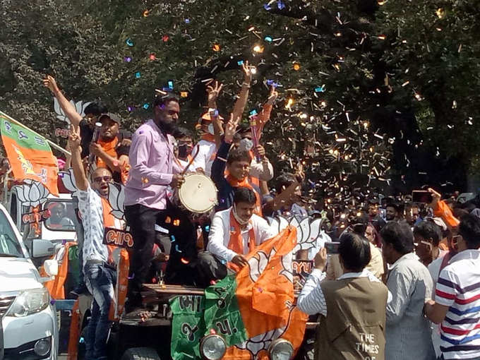 वड़ोदरा में पार्टी की जीत पर बीजेपी कार्यकर्ताओं में जश्न का माहौल है। बीजेपी ने यहां 48 सीटों पर जीत हासिल की है। 7 सीटों पर कांग्रेस की बढ़त है।
