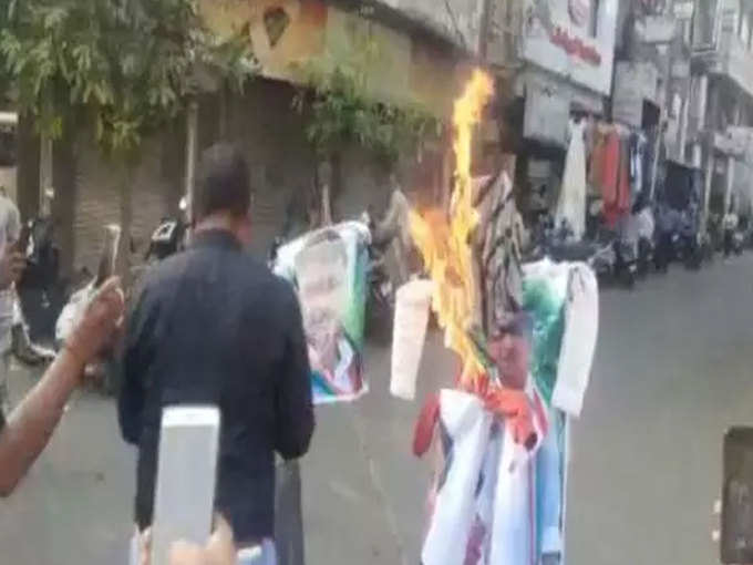 सूरत में कांग्रेस के निराशाजनक प्रदर्शन के बाद कार्यकर्ता गुस्से में हैं। कई कार्यकर्ताओं ने नानपुरा में पार्टी कार्यालय के बाहर कांग्रेस के नगर अध्यक्ष बाबू रायका और अन्य नेताओं का पुतला जलाया।
