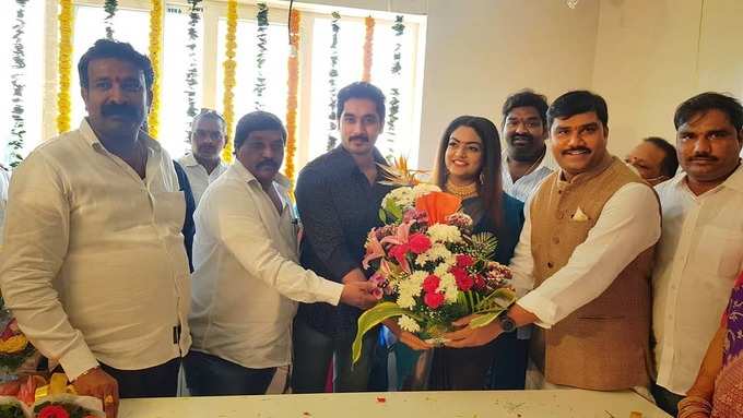 వంటలక్క లేటెస్ట్ స్టిల్స్.. సౌర్యతో కిస్సులు.. కార్తీక్‌తో క్లిక్‌లు..