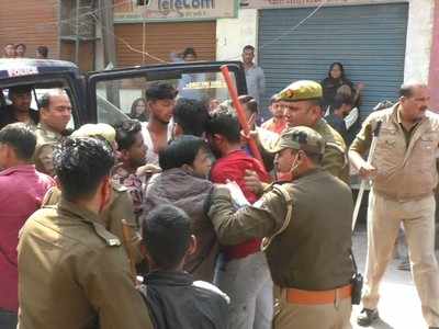 Hapur News: हापुड़ में दो पक्षों में हुई मारपीट, पुलिस की गाड़ी पर पथराव, आधा दर्जन हिरासत में