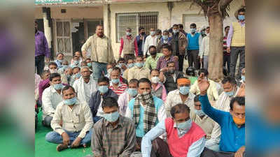 सीएम योगी के शहर गोरखपुर का हाल, बर्खास्त कर्मचारियों ने भरी हुंकार, अब नौकरी या फिर कफन