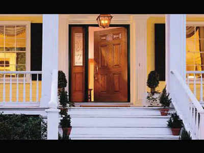 कोणत्या दिशेने आहे तुमच्या घराचा दरवाजा? कोणत्या दिशेचा कसा प्रभाव...जाणून घ्या