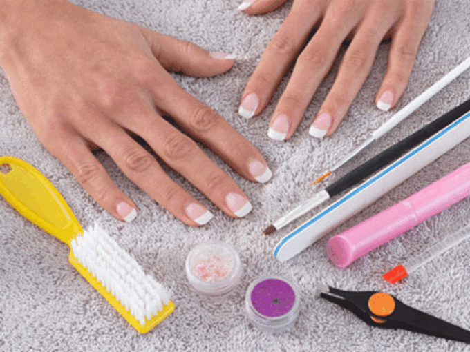 मेनिक्योर (Manicure) करें