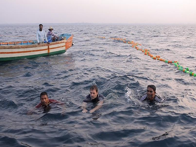 केरल में कुछ यूं मछुआरों संग समंदर में उतरे राहुल गांधी, देखिए तस्वीरें