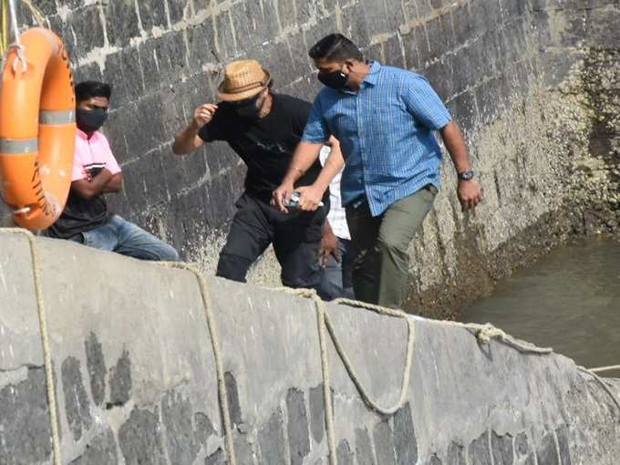 কালো জামা, কালো মাস্ক, গেটওয়ে অফ ইন্ডিয়াতে ‘বাদশা’