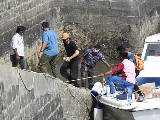 কালো জামা, কালো মাস্ক, গেটওয়ে অফ ইন্ডিয়াতে ‘বাদশা’