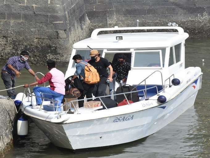 কালো জামা, কালো মাস্ক, গেটওয়ে অফ ইন্ডিয়াতে ‘বাদশা’