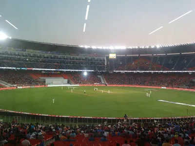 Narendra Modi Cricket Stadium LED Lights News: जब लाइव मैच के दौरान एलईडी लाइट हो गई बंद, कुछ समय के लिए रोकना पड़ा खेल