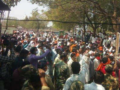 पोहरादेवी येथील शक्तिप्रदर्शन महागात पडले; महंतांसह १९ जणांना करोना