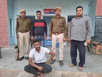 Dholpur news : 5 हजार का इनामी बदमाश चढ़ा पुलिस की हत्थे, व्यवसायी- पुलिसकर्मी पर फायरिंग मामले में था शामिल