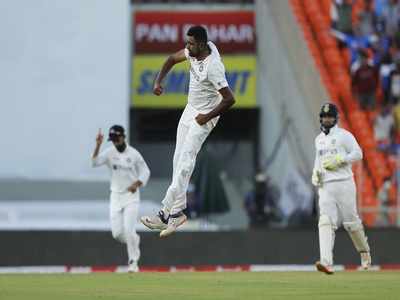 INDvsENG, 3rd Test, Day 2, Live: ইংল্যান্ডের দ্বিতীয় ইনিংস শেষ ৮১ রানে