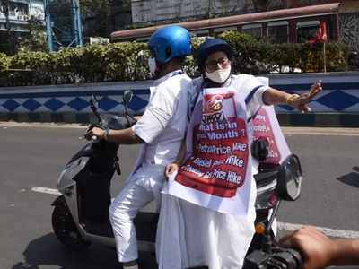 பெட்ரோல், டீசல் விலையேற்றம்; எலக்ட்ரிக் ஸ்கூட்டருக்கு மாறிய மம்தா பானர்ஜி!