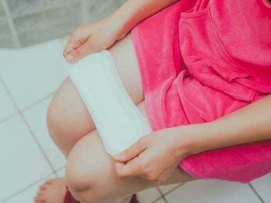 are sanitary pads harmful, पीरियड्स में पैड्स का इस्तेमाल छीन सकता है मां बनने का सुख, जानें इसे यूज करने का सही तरीका - do you know the dangers of using sanitary