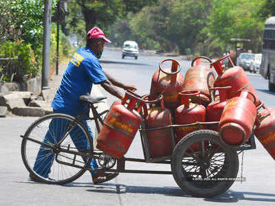 LPG Price Hike सिलिंडरने गाठला उच्चांकी स्तर ; दहा दिवसांत दुसऱ्यांदा गॅस सिलिंडर महागला