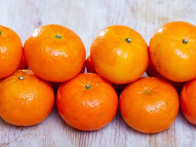 clementines-on-wooden-background-picture-id1219363484