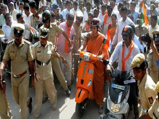 ​जब तिरंगा यात्रा में शामिल हुई थीं स्मृति ईरानी