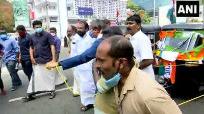 केरल में ऑटो रिक्शा खींचते शशि थरूर.. पेट्रोल के दाम बढ़ने पर कांग्रेस ने यूं किया विरोध प्रदर्शन