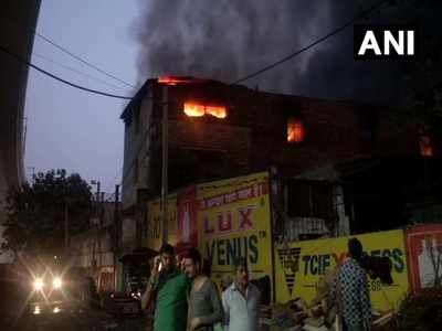 Delhi Factory Fire: दिल्ली के प्रताप नगर में फैक्ट्री में लगी आग, एक की मौत