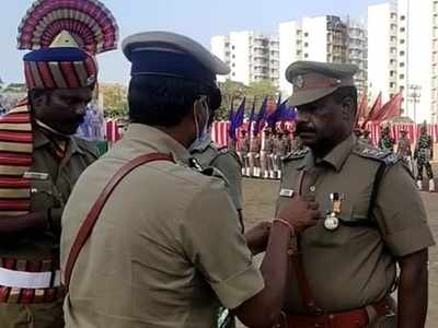 அண்ணா விருது வழங்கி கரூர் டிராபிக் இன்ஸ்பெக்டர் கவுரவம்: ஏன் தெரியுமா?