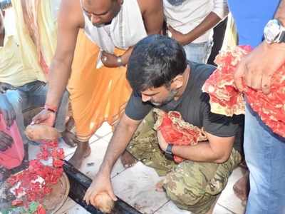 आईपीएल से पहले देवड़ी मंदिर पहुंचे महेंद्र सिंह धोनी, फैंस के साथ सेल्फी भी खिंचवाई