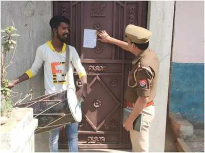 Gorakhpur News: संजय दत्त के मोहल्ले में डुगडुगी बजाकर कुर्की का नोटिस चस्पा! राजघाट पुलिस ने की कार्रवाई
