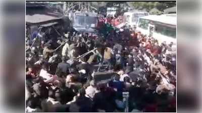Uttarakhand News: गैरसैंण में सड़क चौड़ीकरण की मांग कर रहे लोगों पर लाठीचार्ज, CM ने दिए जांच के आदेश