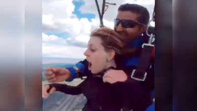 स्‍काइडाइविंग करते हुए शख्‍स ने गर्लफ्रेंड से शादी के लिए पूछा, मजेदार इमोशनल वीडियो वायरल