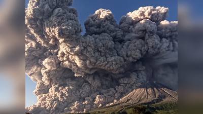 Video: इंडोनेशिया में फटा खतरनाक Mount Sinabung ज्‍वालामुखी, 3 किमी ऊंचाई तक उठ रही राख