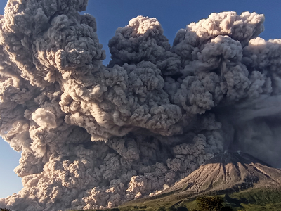 Video: इंडोनेशिया में फटा खतरनाक Mount Sinabung ज्‍वालामुखी, 3 किमी ऊंचाई तक उठ रही राख