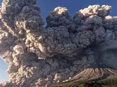 Video: इंडोनेशियात ज्वालामुखीचा उद्रेक; तीन किमी उंच उडाली राख