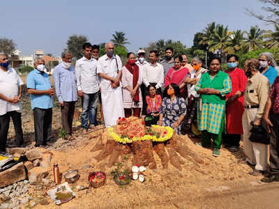 ಮರಗಳ ಮಾರಣ ಹೋಮಕ್ಕೆ ಮಿಡಿದ ಮೈಸೂರು ಜನ; ಶ್ರದ್ಧಾಂಜಲಿ ಸಲ್ಲಿಸಿ ಮರ ಕಡಿಯದಂತೆ ಮನವಿ