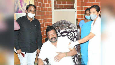 Corona Vaccination News: कर्नाटक में बीजेपी सरकार के मंत्री ने घर पर लगवाया कोरोना टीका, केंद्र सरकार ने तलब की रिपोर्ट