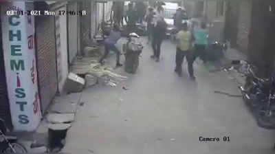 Delhi Crime Video: राजधानी दिल्ली में खुलेआम गुंडों का तांडव, सीसीटीवी में कैद हुई पूरी वारदात