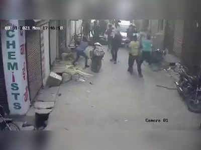 Delhi Crime Video: राजधानी दिल्ली में खुलेआम गुंडों का तांडव, सीसीटीवी में कैद हुई पूरी वारदात