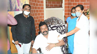 karnataka minister bc patil : कर्नाटकमधील मंत्र्याने घरीच घेतली करोनावरील लस; म्हणाले...