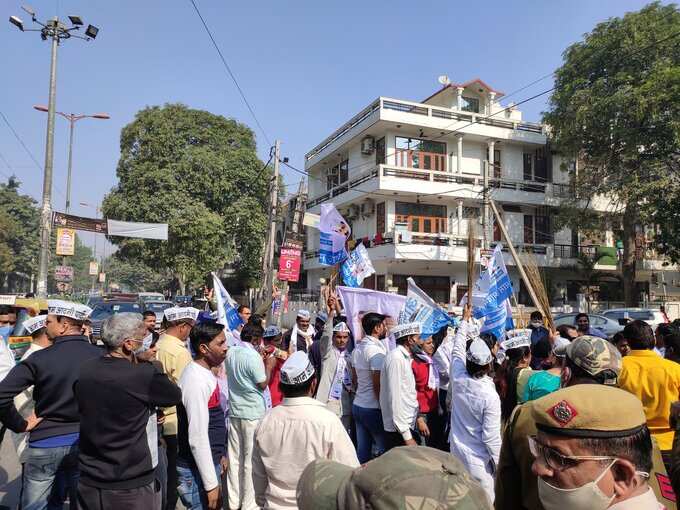 शालीमार बाग वाॅर्ड में जीत के बाद काउंटिंग सेंटर के बाहर जश्न मनाते आम आदमी पार्टी के कार्यकर्ता।