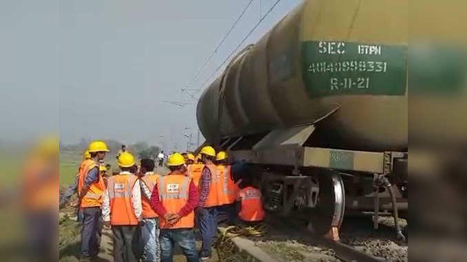 Begusarai News: पहिया टूटने के बाद तेल टैंकर मालगाड़ी दुर्घटनाग्रस्त, बरौनी-हाजीपुर रेलखंड पर रेल यातायात प्रभावित