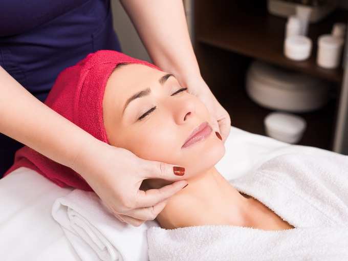 beautician-doing-manual-face-massage-to-woman-at-beauty-salon-picture-id1146118928