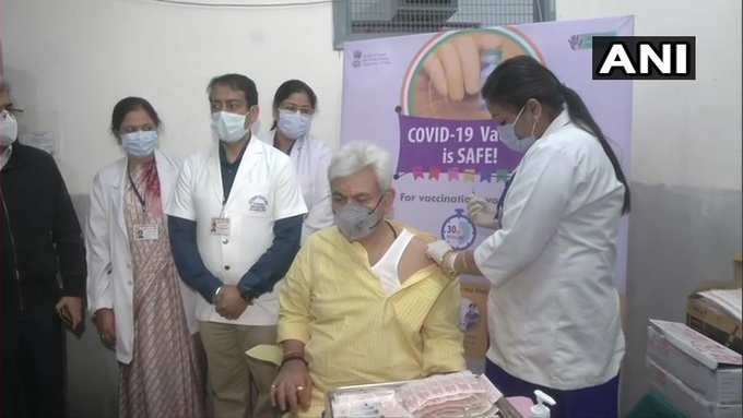 जम्मू-कश्मीर: उपराज्यपाल मनोज सिन्हा ने सरकारी मेडिकल कॉलेज और अस्पताल (GMCH) में कोरोना वायरस वैक्सीन की पहली ड़ोज ली।
