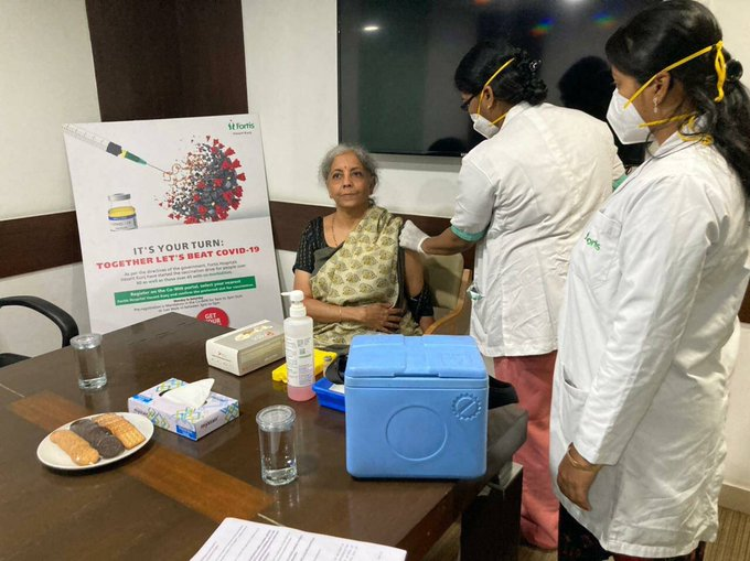 दिल्ली: वित्त मंत्री निर्मला सीतारमण ने वसंत कुंज के फोर्टिस अस्पताल में कोरोना वायरस वैक्सीन की पहली ड़ोज ली।